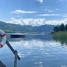 Ausblick vom Steg auf den Ossiacher See in Kärnten