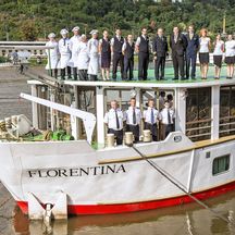 Crew der MS Florentina auf dem Deck des Schiffs