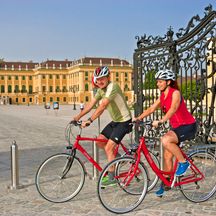 Radfahren mit dem Schloss Schönbrunn im Hintergrund