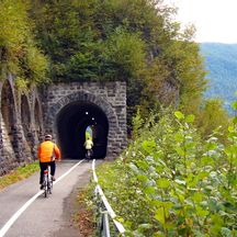 Radfahrer fahren in Tunnel