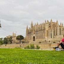 Radstop in Palma mit Blick auf die Kathedrale