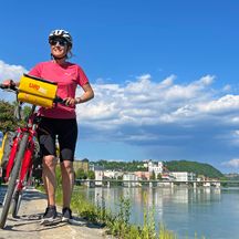 Radlerin am Innufer in Passau