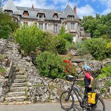 Radler blickt auf imposantes Anwesen in Truyes bei Tours