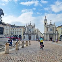 Radfahrer auf der Piazza San Carlo