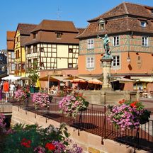 Fachwerkhäuser und blumengeschmückte Geländer in Colmar