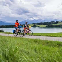 Cyclists next to lake Forggen