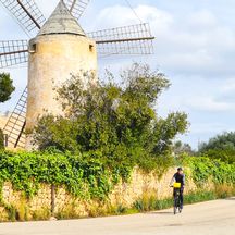 Radfahrer mit Windmühle