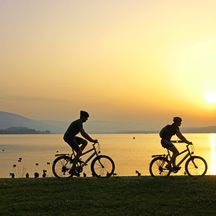 Radfahrer am See bei Sonnenuntergang