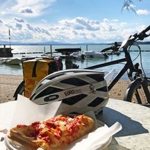 Radpause mit Pizza direkt am Strand