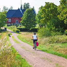 Radfahrer unterwegs auf der Tour Finnlands Archipel