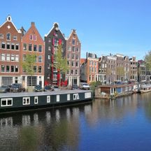 Schiff vor Hausfront in Amsterdam