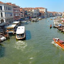 Kanal Grande mit Blick von der Rialto Brücke in Venedig