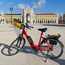 Triumphal Arch Arco da Rua Augusta in Lisbon with Eurobike bike in foreground