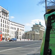 Seitlicher Blick auf das Brandenburger Tor in Berlin