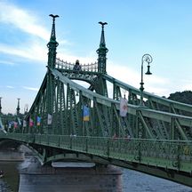 Kettenbrücke mit Fahnen
