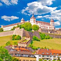 Festung Marienberg über Würzburg, Weinbergen und Main