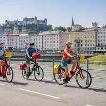 Cycling group in Salzburg on the Giselakai