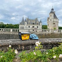 Eurobike Radlertasche und Radhelm liegen auf einer Mauer vor Schloss Chenonceau
