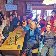 Wintersporttag 2022 Teamfoto auf der Hütte