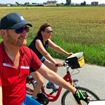 Familie Reischl in voller Fahrt am Fahrrad