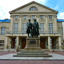 Goethe und Schiller Statue vorm Theater in Weimar