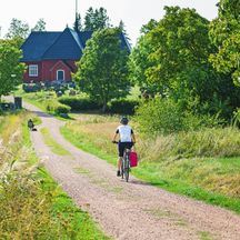 Radfahrer unterwegs auf der Tour Finnlands Archipel