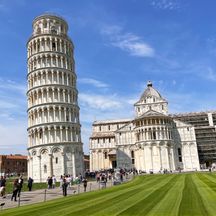 Aussicht auf schiefen Turm von Pisa und Dom vor blauem Himmel
