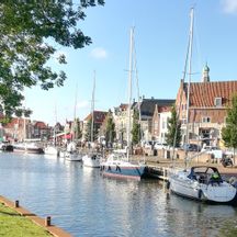 Kanal mit Schiffen am IJsselmeer