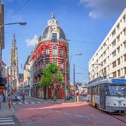Antwerpen mit Straßenbahn und historischen Gebaueden