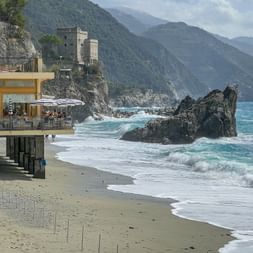 Strand mit Felsformation