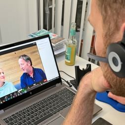 Hinter den Kulissen: Zoom-Webinar