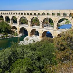 Der römische Aquädukt Pont du Gard bei Nimes