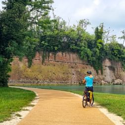 Cyclist on the path in front of the Peschiera fortress