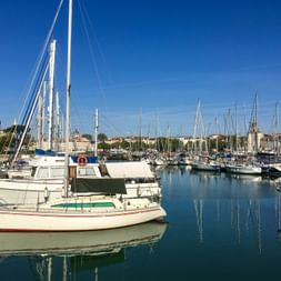 Schiffe am Hafen in La Rochelle
