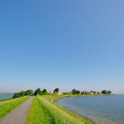 Houses on a headland on the Ijsselmeer