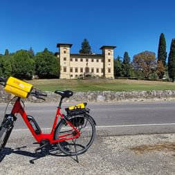 Eurobike Leihrad vor der Villa Forteguerri