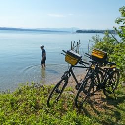 Radfahrer kühlt sich im See ab