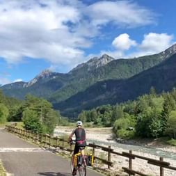 Radfahrer am Alpe-Adria Radweg