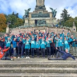 Gruppenfoto beim Betriebsausflug vor dem Niederwalddenkmal