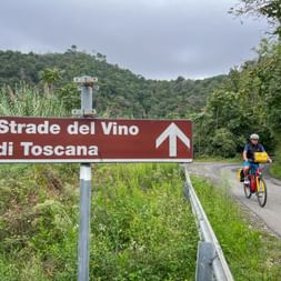 Radfahrer mit Wegweiser