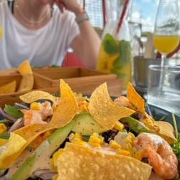 Salad with nachos and prawns