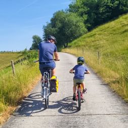 Vater und Sohn beim Radfahren