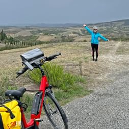 Cyclist enjoys a break in Tuscany