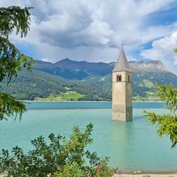 Der versunkene Kirchturm im Reschensee