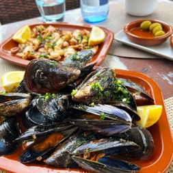 Tapas: Muscheln und gegrillter Oktopus mit Aioli
