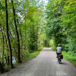 Radfahrer am Flussufer