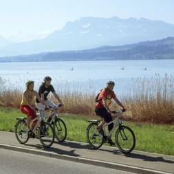 Cyclists in front of the Sempachersee