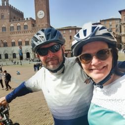 Aktivurlauber machen Selfie in Siena