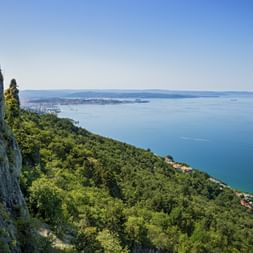 Panoramablick auf die Bucht von Triest