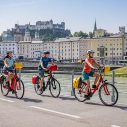 Radfahren in Salzburg am Giselakai